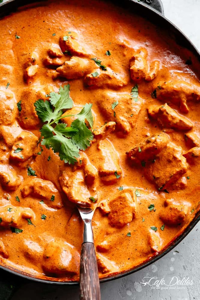 Butter chicken visto en realidad aumentada, a tamaño real sobre la mesa