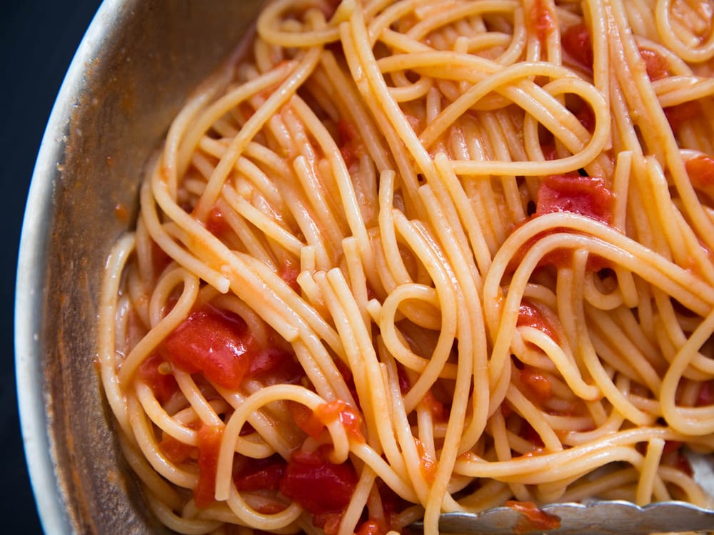 Plato de spaghetti al pomodoro con el fondo recortado automáticamente por Platto